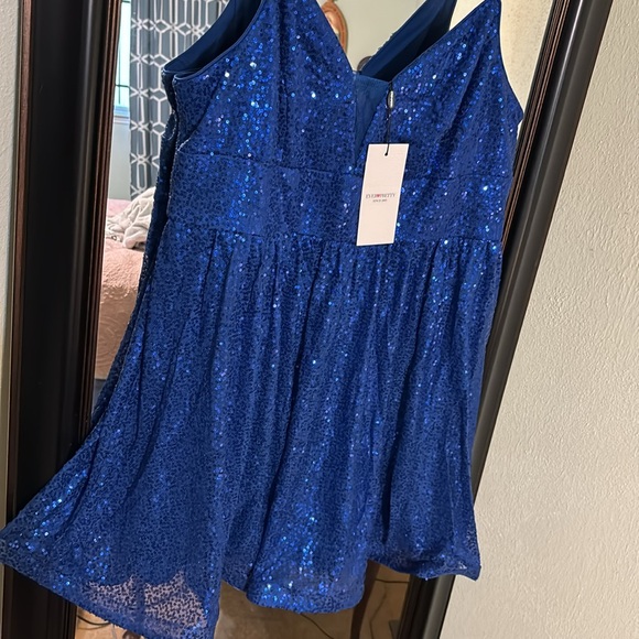 Every Pretty Sequin Dress - Picture 3 of 6